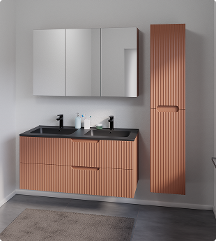 Agencement élégant de salle de bains avec armoire miroir, double vasque et finition nervurée couleur rouille.	