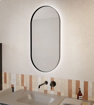 Miroir ovale de salle de bains avec éclairage LED intégré au-dessus d’un lavabo avec robinet mural.	