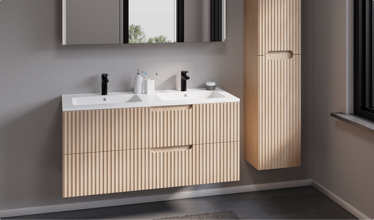 Modernes Badezimmer mit hellen Holz-Badezimmermöbeln mit Rillenstruktur, Doppelwaschbecken und passendem Hochschrank
