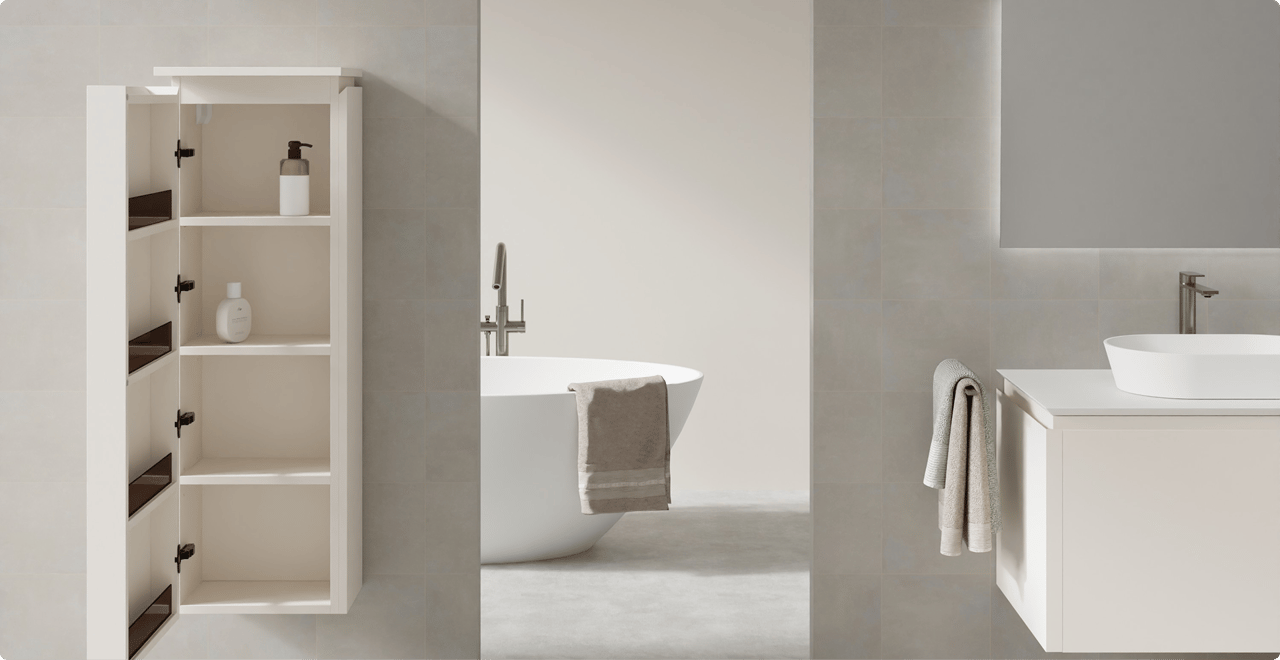 Minimalistisches Badezimmer mit offenem weißen Hängeschrank, freistehender Badewanne mit Handtuch und modernem Waschbeckenunterschrank.