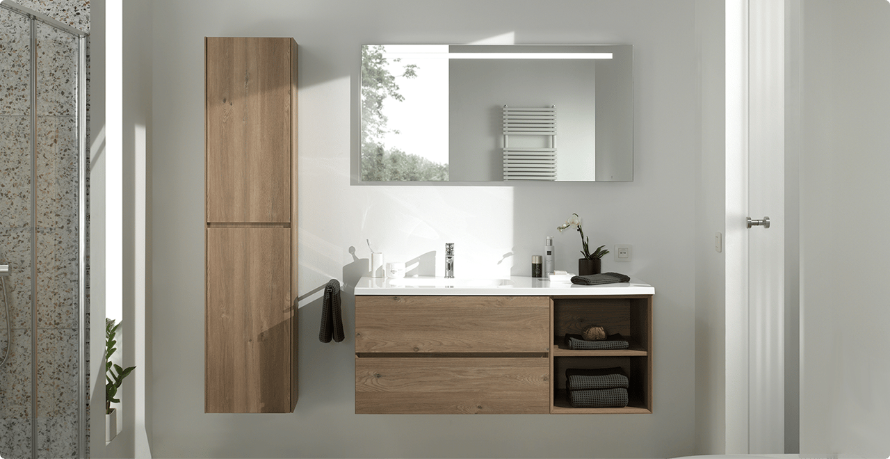 Modernes Badezimmer mit Holz-Waschtisch, passendem Hochschrank, Waschbecken mit Spiegel und offenem Regal mit Handtüchern