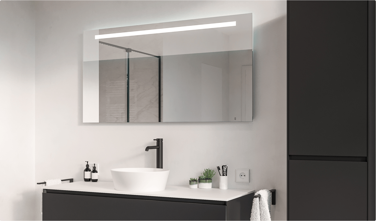 Modernes Badezimmer mit schwarzem Waschtisch, runder weißer Aufsatzwaschbecken, großem beleuchtetem Spiegel und hohem Schrank