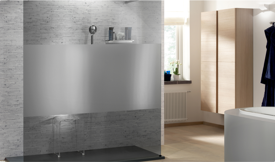 Ensuite badkamer met gedeeltelijk matte douchewand voor meer privacy – X²O Badkamers