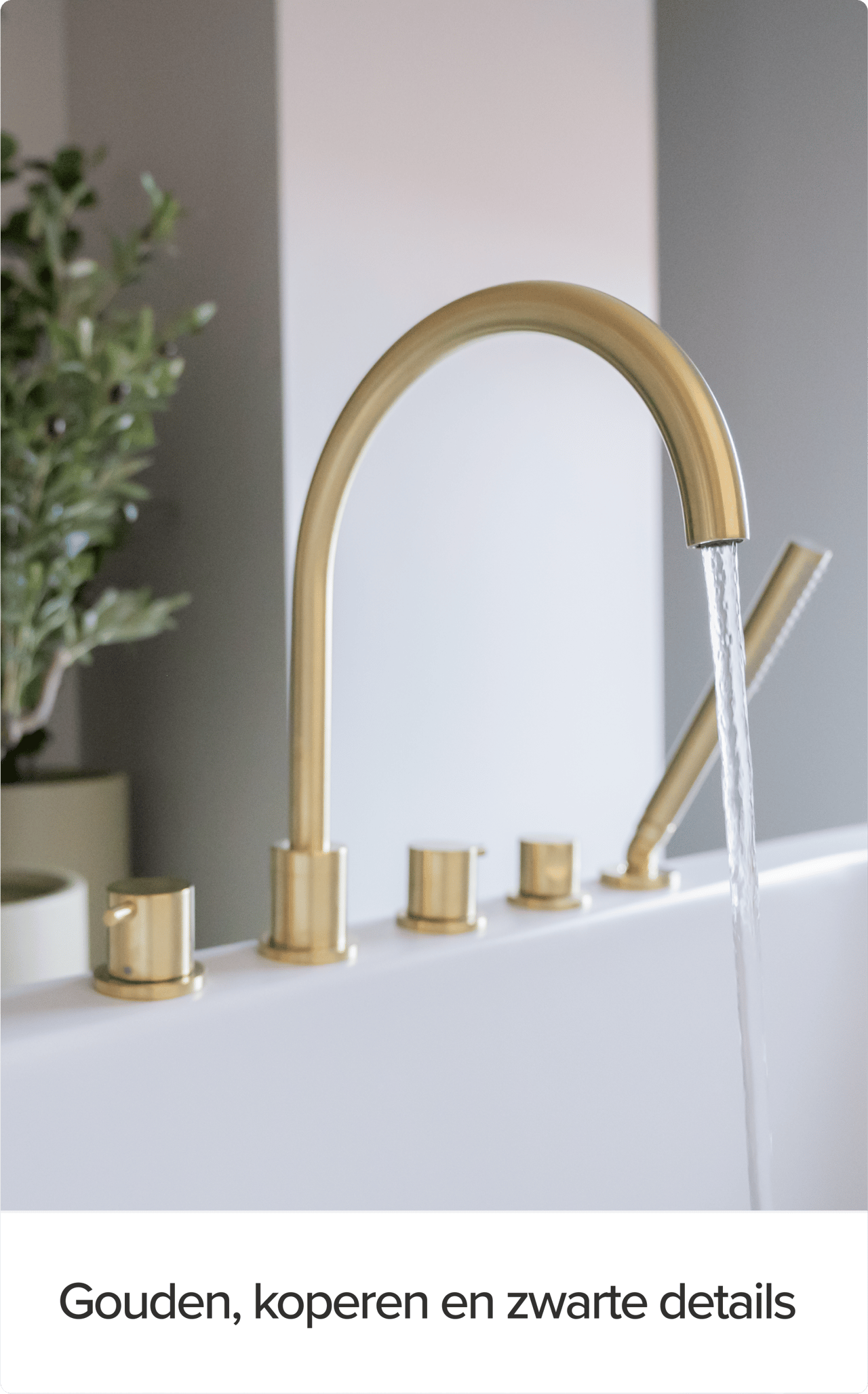 Detailopname van een goudkleurige kraan in een x²o badkamers setting. Stromend water komt uit de boogvormige kraan, op de achtergrond groene planten en zacht daglicht. De afwerking straalt verfijning en luxe uit.