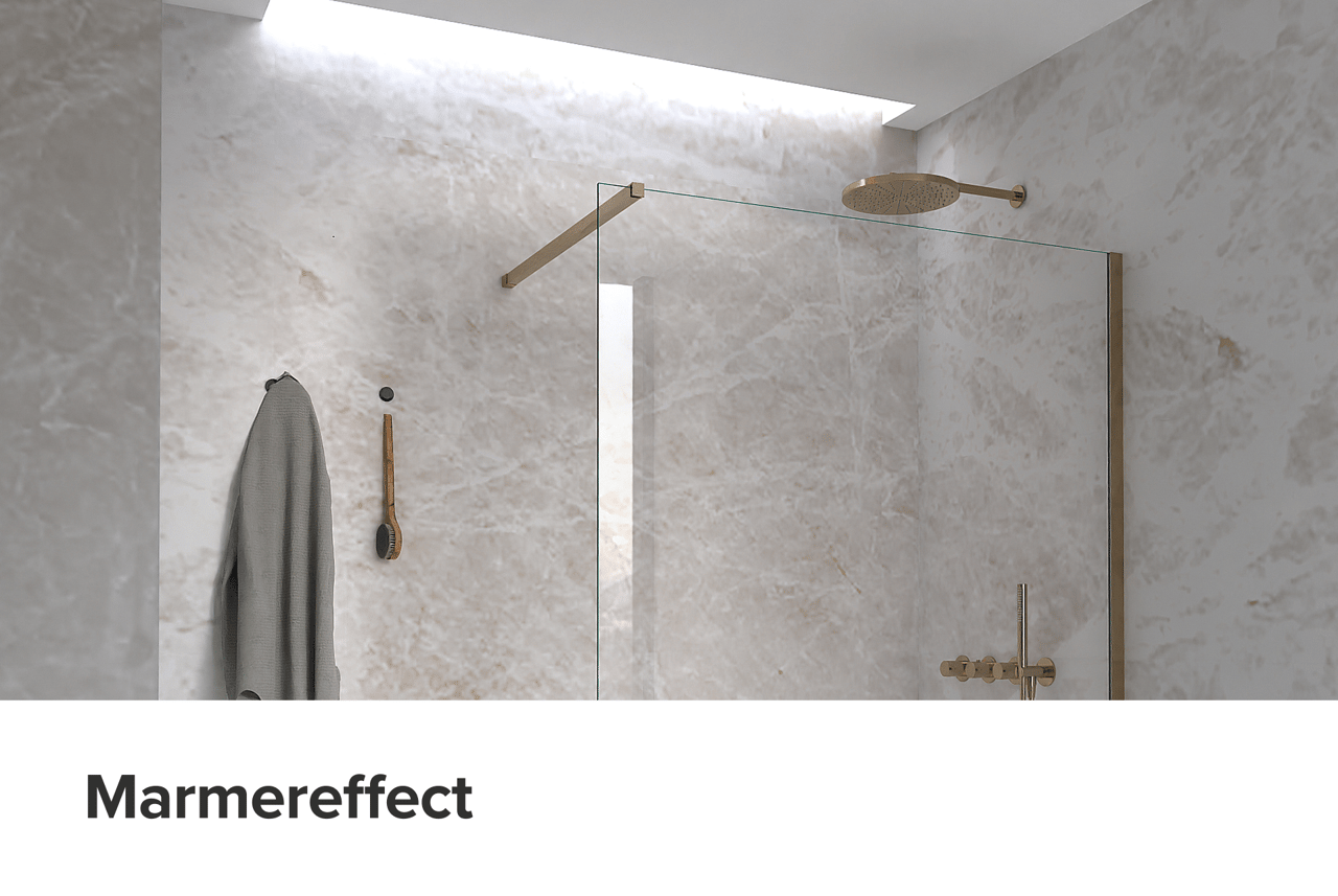 x²o badkamers douchehoek met marmerlook wanden in beige tinten, een inloopdouche met goudkleurige regendouche en glaswand. Bovenaan zorgt een lichtstrook voor natuurlijke verlichting.