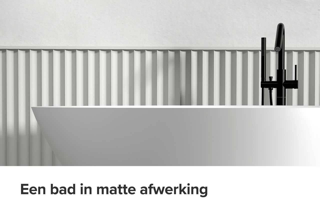 Detail van een vrijstaand matwit bad uit het x²o badkamers assortiment, met zwarte badkraan en ribbelstructuur op de wand erachter. Het minimalistische kleurgebruik zorgt voor een strakke, moderne uitstraling.