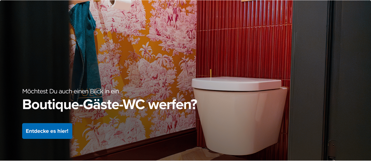 Dieses Foto zeigt ein Boutique-WC im x²o badkamers Stil mit einem modernen Hänge-WC an einer roten Wand mit vertikalen Fliesen. Links hängt ein blaugrünes Handtuch und rechts siehst du eine auffällige orangefarbene Tapete mit rosa Dschungelmuster, was dem Raum einen verspielten und schicken Look verleiht.