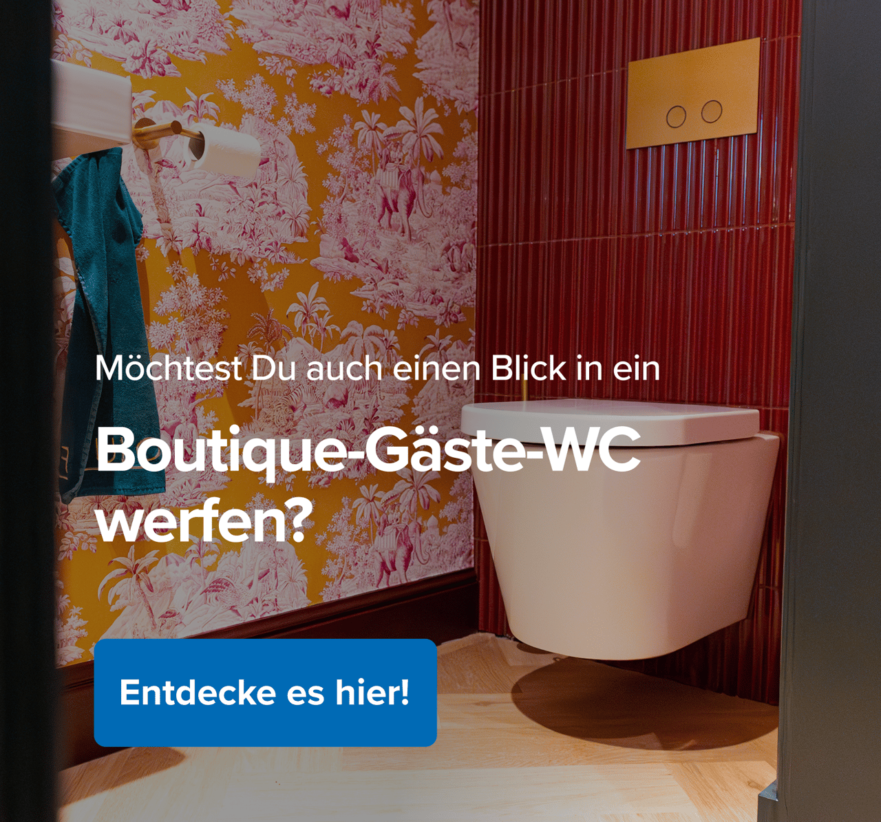 Dieses Foto zeigt ein Boutique-WC im x²o badkamers Stil mit einem modernen Hänge-WC an einer roten Wand mit vertikalen Fliesen. Links hängt ein blaugrünes Handtuch und rechts siehst du eine auffällige orangefarbene Tapete mit rosa Dschungelmuster, was dem Raum einen verspielten und schicken Look verleiht.