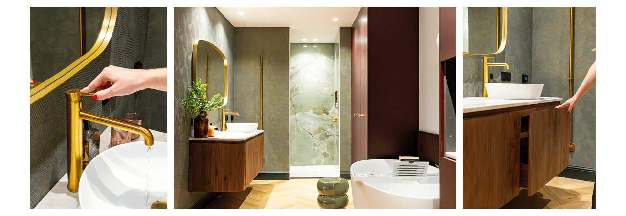 Auf diesem x²o badkamers Foto siehst du einen Überblick über das gesamte Ensuite-Badezimmer: links der Holz-Waschtisch mit Spiegel und Deko, rechts die begehbare Dusche mit grünem Marmor-Look, ein Schrank mit dunklen Paneelen und vorne eine moderne freistehende Badewanne.