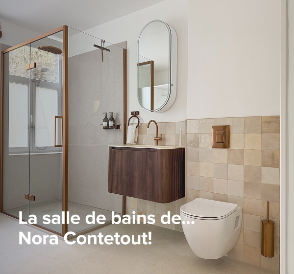 Salle de bains de x²o salles de bains avec meuble en bois, miroir rond, douche et WC avec texte “De badkamer van Nora Conteout”.