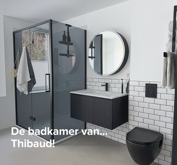 Badkamer van x²o badkamers met douche, zwart meubel, ronde spiegel en toilet, met tekstoverlay “De badkamer van Thibaud”.