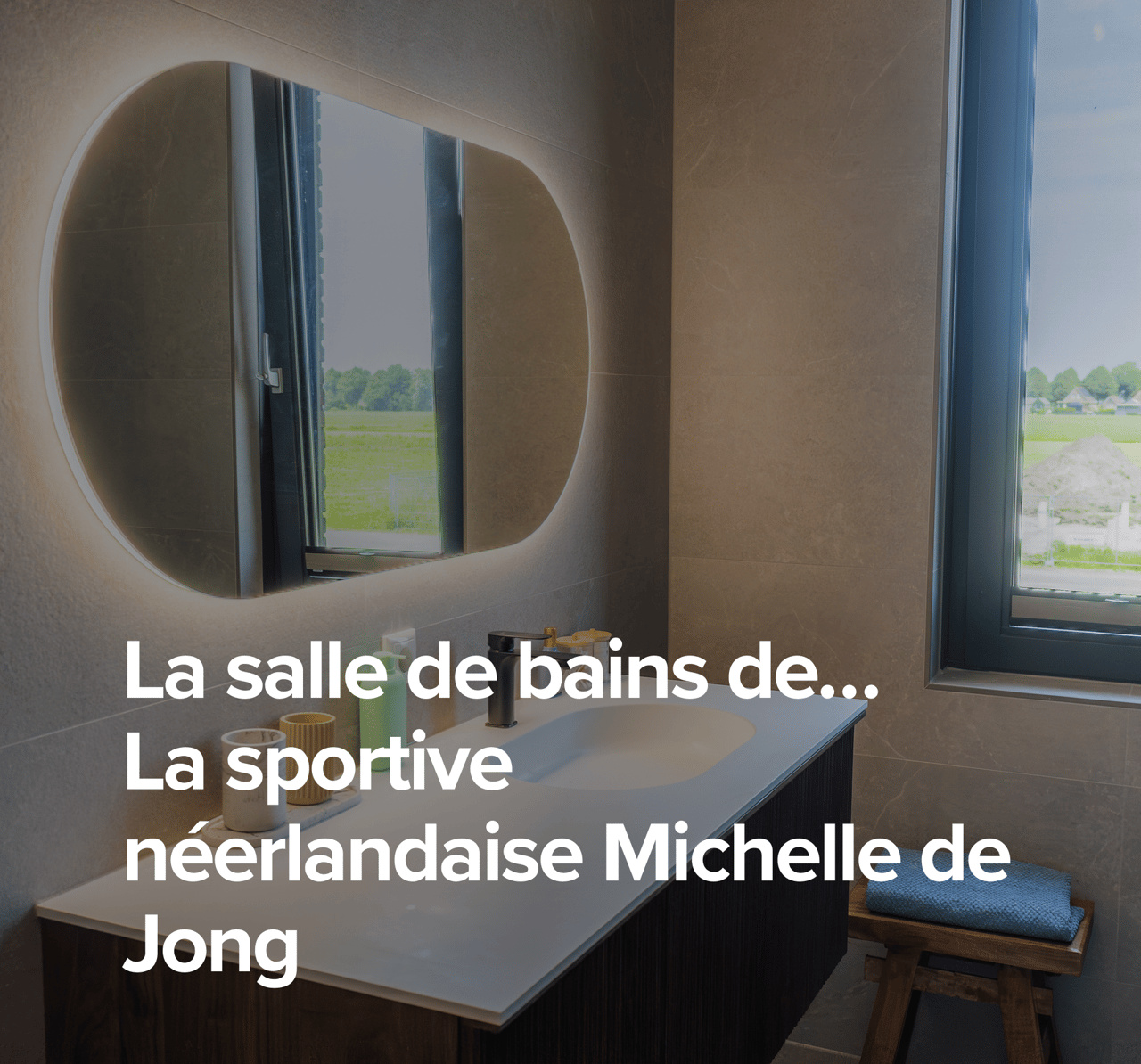 Vue d’ensemble de la salle de bain de Michelle de Jongg avec meuble moderne, miroir éclairé et paroi de douche en verre.