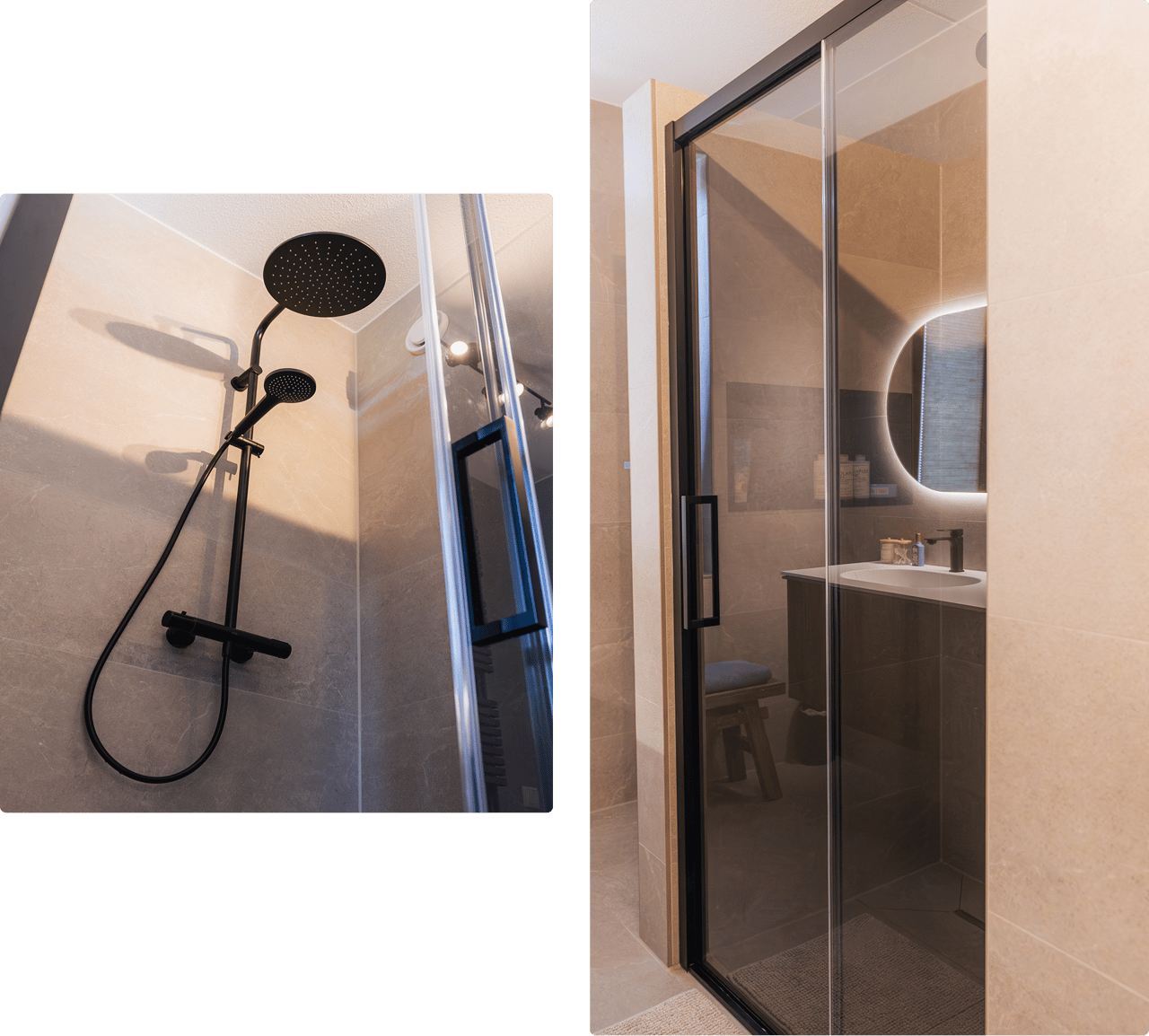 Links: Zwarte regendouche met handdouche tegen een lichte wand. Rechts: Inloopdouche met glazen schuifdeur en houten wastafelmeubel met spiegelverlichting.