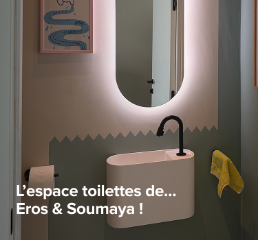 Petit espace toilettes x²o salles de bains avec accents roses et beiges, robinet noir et texte français.