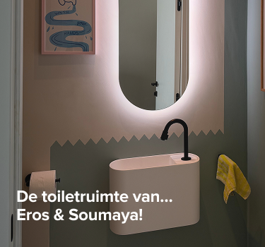 Compacte toiletruimte van x²o badkamers met roze en beige accenten, zwarte kraan en Nederlandse titeltekst over een toiletruimte.
