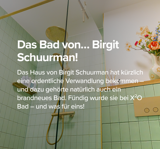 In diesem x²o Badezimmer von Birgit Schuurman siehst du ein grünes Bad mit goldener Dusche, wandhängendem WC mit goldener Bürste, Glasabtrennung und Accessoires wie Duftstäbchen und einer Blumenvase.