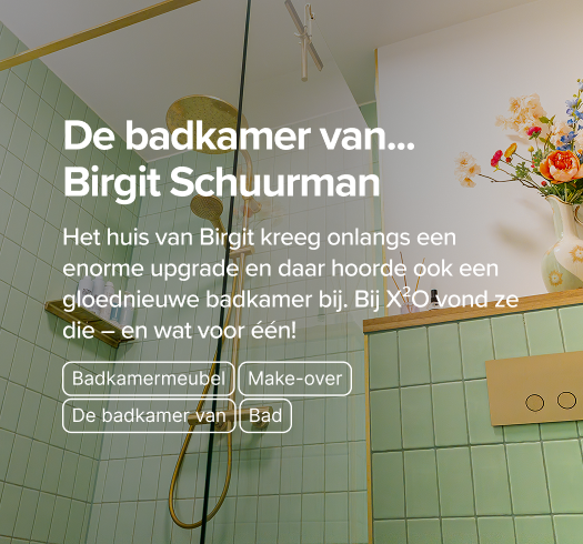 In deze x²o badkamers van Birgit Schuurman zie je een groene badkamer met gouden douche, wandtoilet met gouden borstelhouder, glazen douchewand en accessoires zoals geurstokjes en een bloemenvaas.