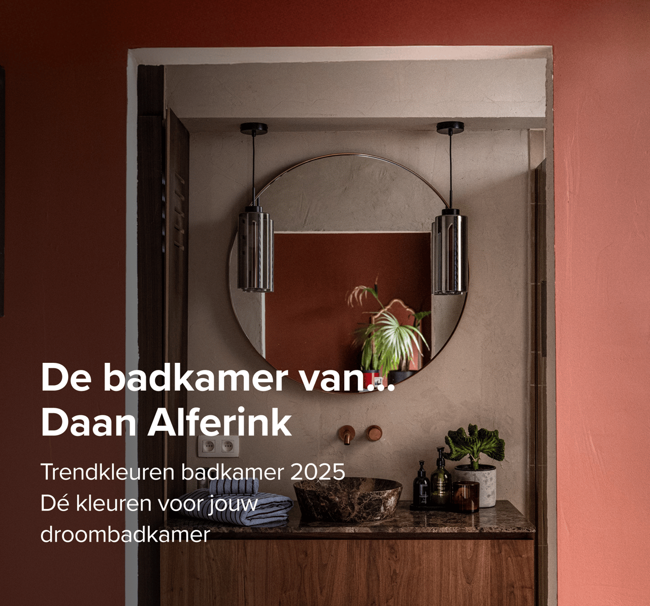Moderne badkamer met ronde spiegel, marmeren waskom en houten badkamermeubel – X2O badkamers