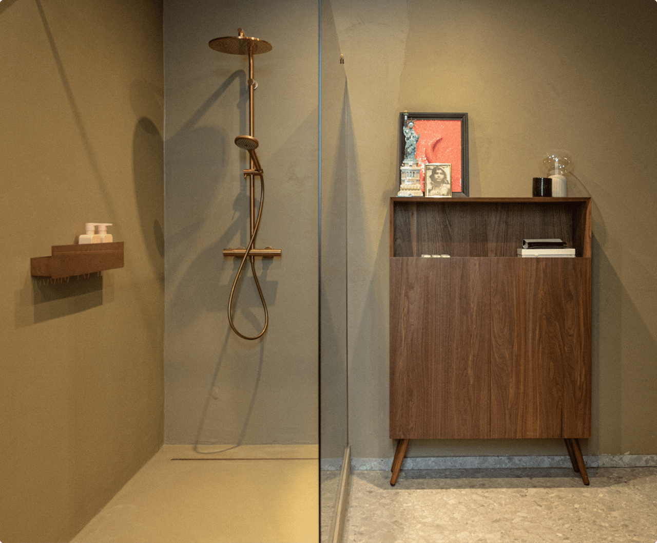 Open X²O douche met regendouchesysteem, naast een retro wandkast.