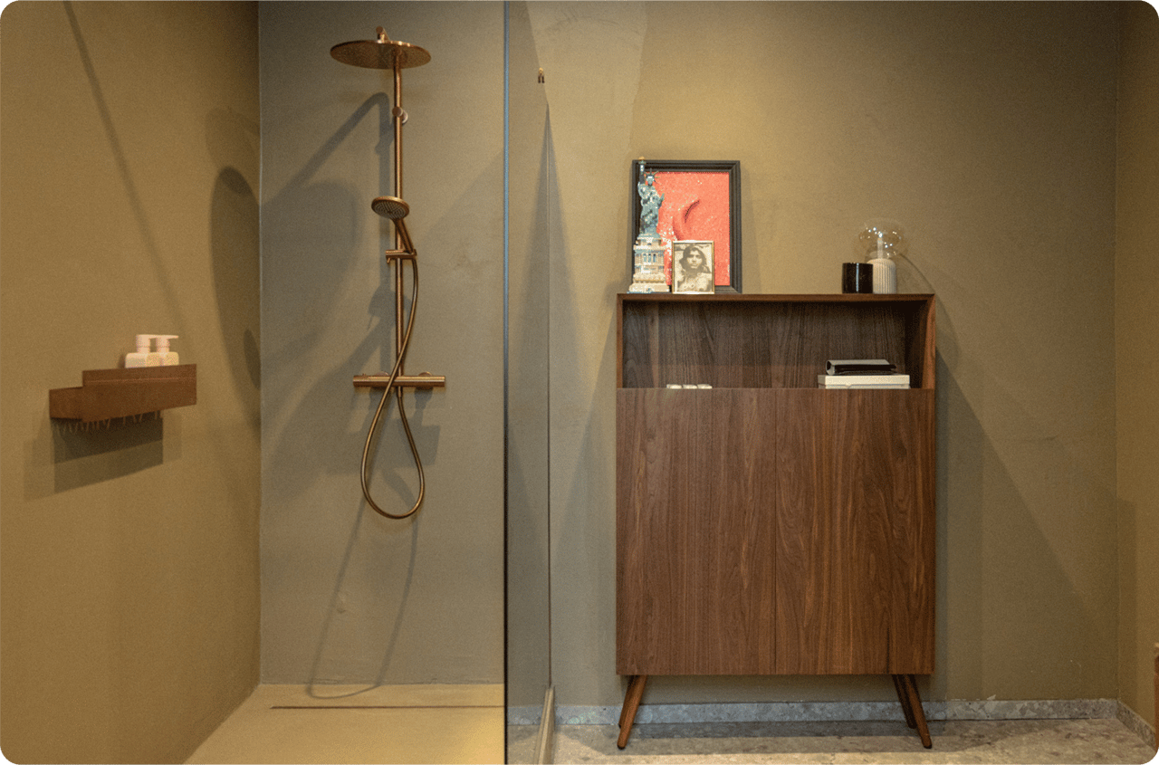 Open X²O douche met regendouchesysteem, naast een retro wandkast.