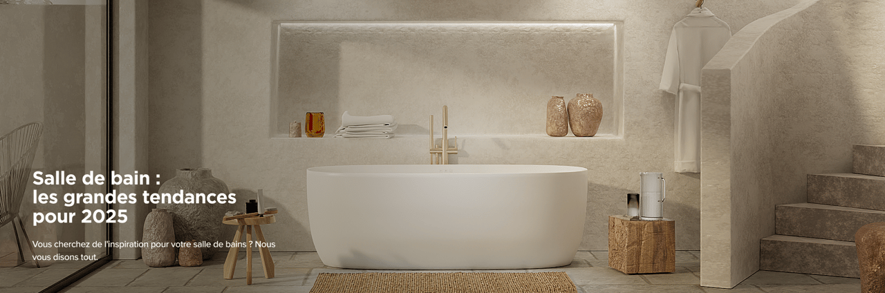 Salle de bains minimaliste de x²o avec une baignoire autoportante blanche, niche murale avec serviettes pliées et vases en céramique, robinet doré, couleurs naturelles et table d'appoint en bois dans un intérieur moderne avec escalier.