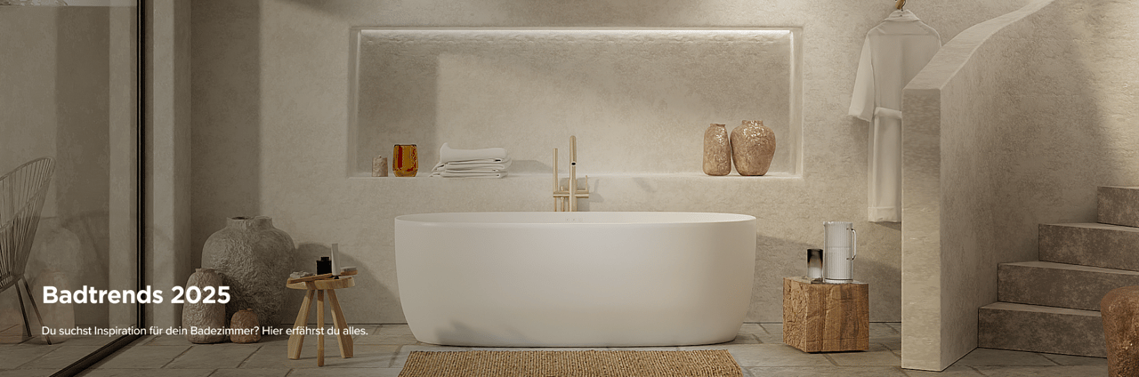 Minimalistisches x²o Badezimmer mit freistehender weißer Badewanne, Wandnische mit gefalteten Handtüchern und Keramikvasen, goldener Armatur, natürlichen Farben und dekorativem Holzhocker in einem modernen Raum mit Treppe.