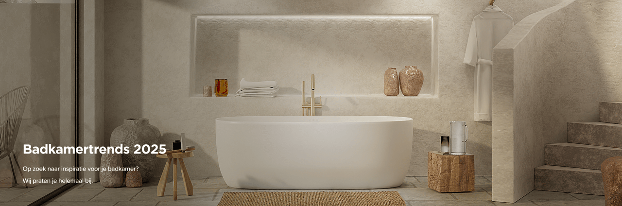 Minimalistische x²o badkamers met een vrijstaand wit bad, ingebouwde nis met gevouwen handdoeken en aardewerken vazen, gouden kraan, natuurlijke kleuren en decoratief houten bijzettafeltje in een moderne ruimte met trap.