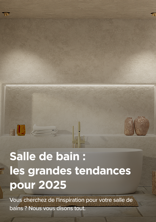 Salle de bains minimaliste de x²o avec une baignoire autoportante blanche, niche murale avec serviettes pliées et vases en céramique, robinet doré, couleurs naturelles et table d'appoint en bois dans un intérieur moderne avec escalier.