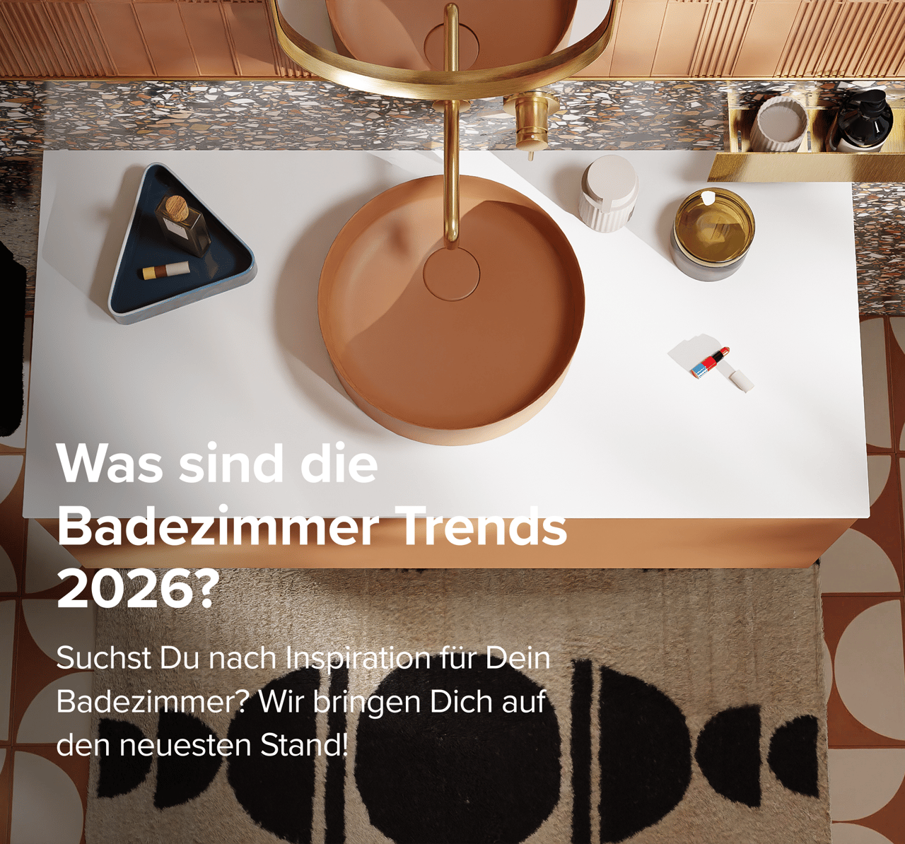 Draufsicht auf ein modernes Waschbecken mit goldenen Akzenten und Pflegeprodukten – Badezimmertrends 2026.