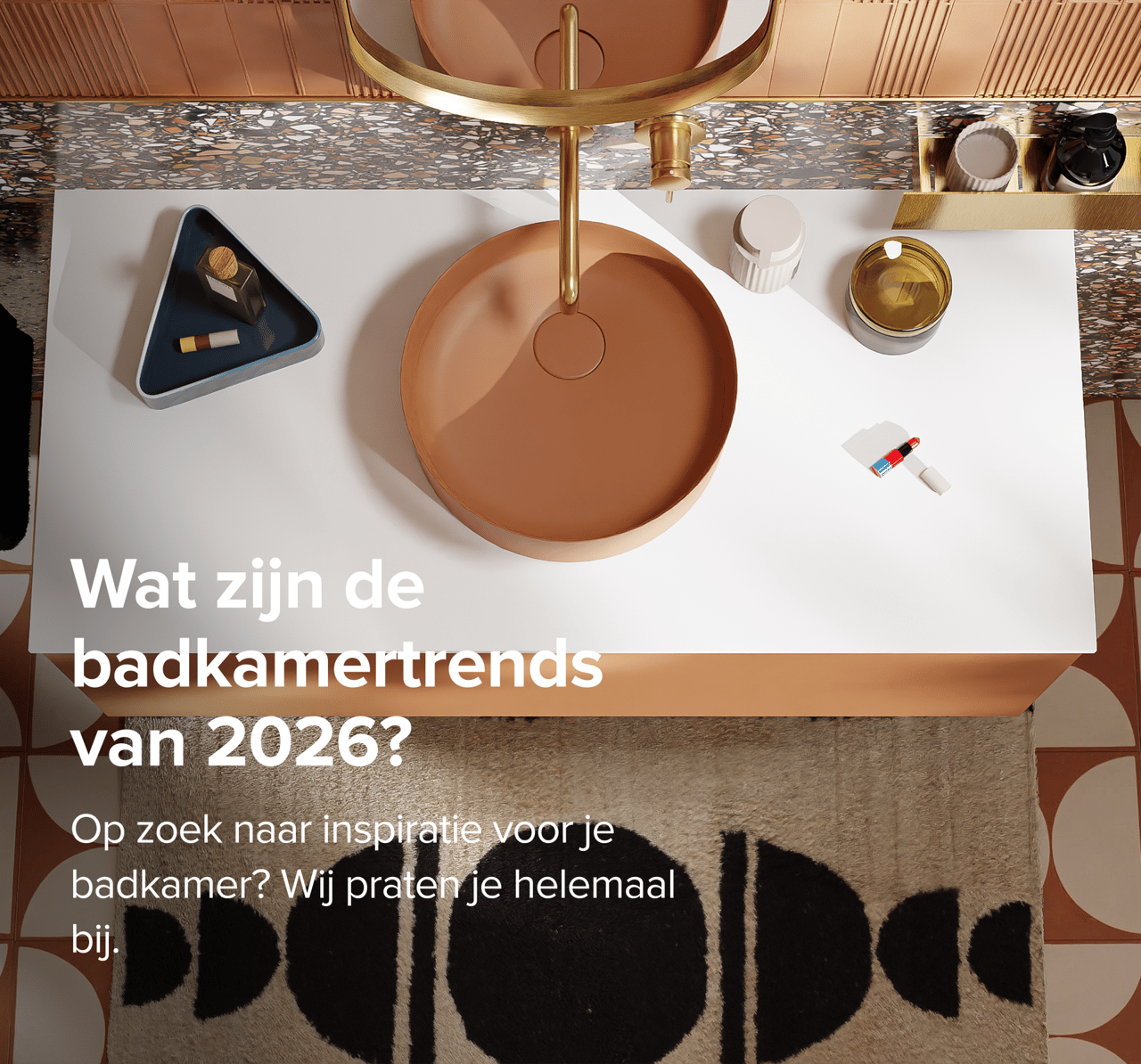 Bovenaanzicht van een moderne wastafel met gouden accenten en verzorgingsproducten – badkamertrends 2026.