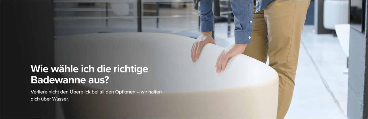 Auf diesem Bild von x²o badkamers siehst du einen Mann in beiger Hose und blauem Hemd, der eine große Designer-Badewanne von x²o badkamers in einem Showroom mit Industrie-Boden und anderen Badmodellen im Hintergrund begutachtet.