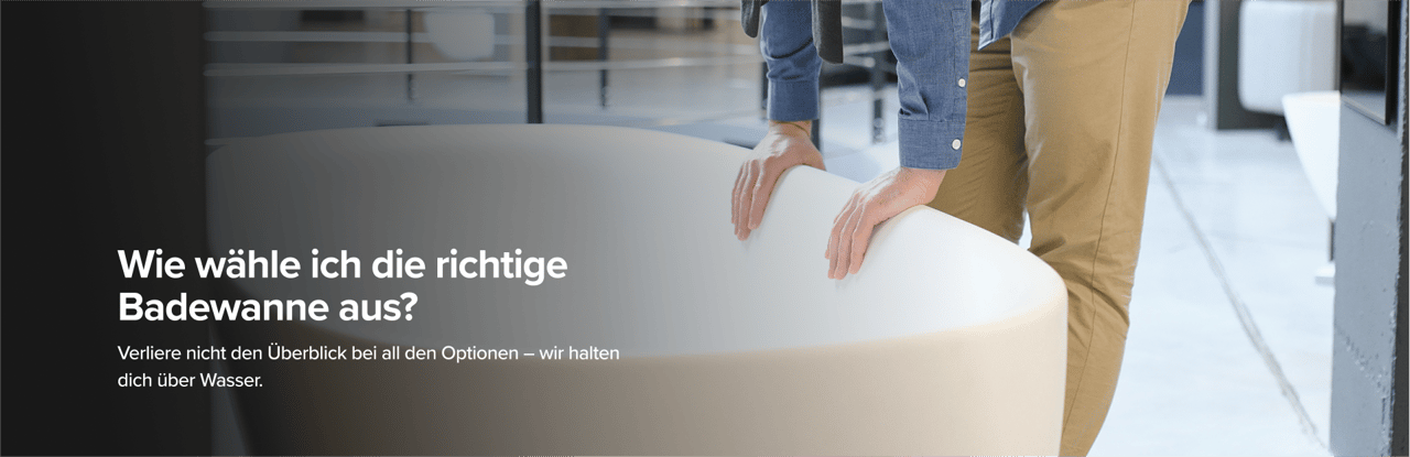 Auf diesem Bild von x²o badkamers siehst du einen Mann in beiger Hose und blauem Hemd, der eine große Designer-Badewanne von x²o badkamers in einem Showroom mit Industrie-Boden und anderen Badmodellen im Hintergrund begutachtet.