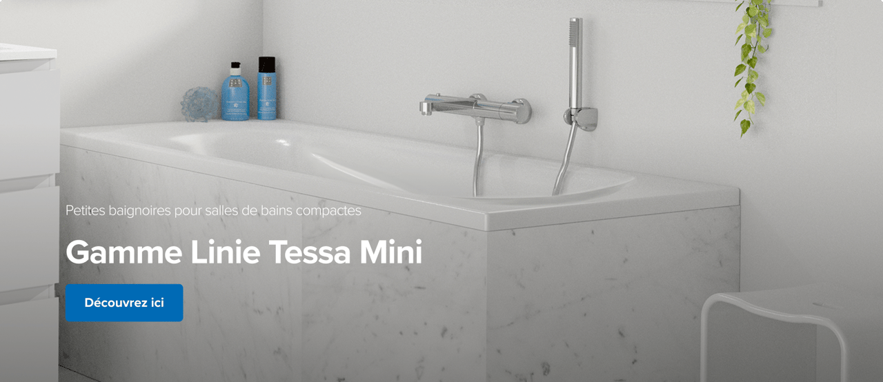 Sur cette image de x²o badkamers, on voit une petite baignoire blanche encastrée avec un habillage en marbre, une robinetterie chromée moderne, deux bouteilles bleues et un flacon noir posés sur le rebord, ainsi qu’une plante verte suspendue qui descend élégamment devant un mur blanc.