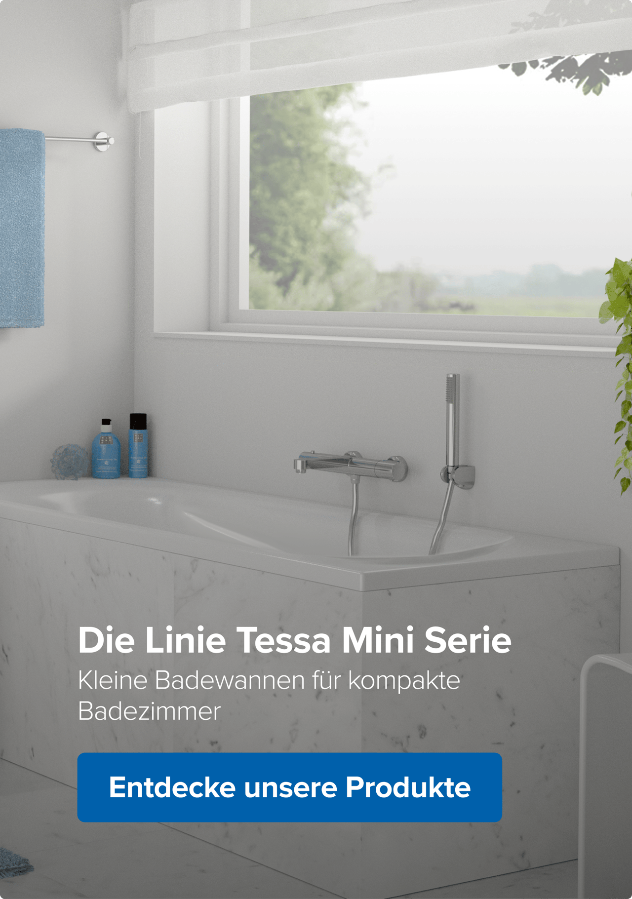 Auf diesem Bild von x²o badkamers siehst du eine kleine weiße Einbaubadewanne mit Marmorverkleidung, moderne Chromarmaturen, zwei blaue Flaschen und eine schwarze Flasche auf dem Rand sowie eine grüne Hängepflanze, die elegant vor der weißen Wand herunterhängt.
