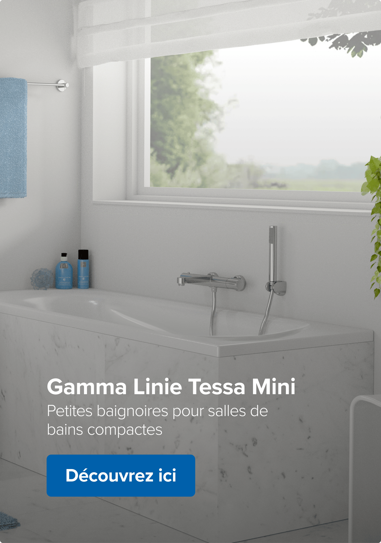 Sur cette image de x²o badkamers, on voit une petite baignoire blanche encastrée avec un habillage en marbre, une robinetterie chromée moderne, deux bouteilles bleues et un flacon noir posés sur le rebord, ainsi qu’une plante verte suspendue qui descend élégamment devant un mur blanc.
