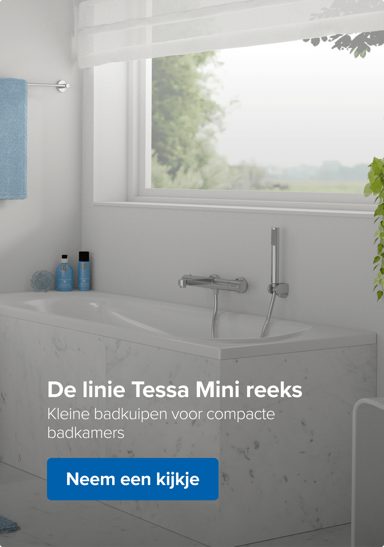 Op deze foto van x²o badkamers zie je een kleine witte inbouwbadkuip met een marmeren ombouw, moderne chromen kranen, twee blauwe flessen en een zwart flesje op de rand, en een groene hangplant die sierlijk langs de witte muur naar beneden hangt.
