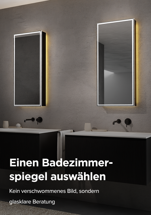 x²o Badezimmer mit zwei beleuchteten vertikalen Spiegeln an grauer Wand, jeweils über einem schwarzen Waschtischunterschrank mit weißem Becken, minimalistischer schwarzer Armatur, beigen Accessoires und einer links sichtbaren schwarzen Walk-in-Dusche.