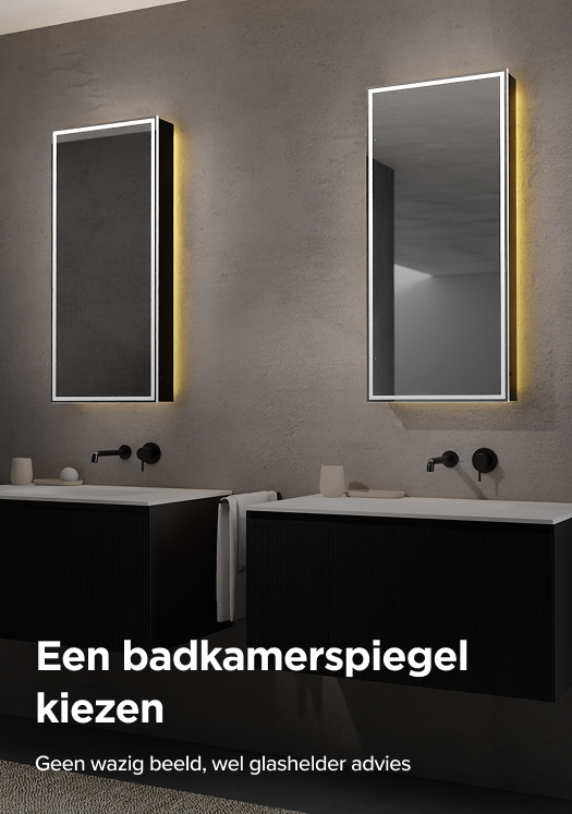 x²o badkamers met twee verlichte verticale spiegels aan een grijze wand, elk boven een strak zwart wastafelmeubel met witte waskom, minimalistische zwarte kraan, beige accessoires en een zwarte inloopdouche zichtbaar links.