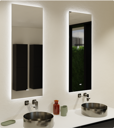 Verticale rechthoekige spiegels met geïntegreerde verlichting boven ronde waskommen in een badkamer met zicht op buiten – moderne stijl van x²o badkamers.