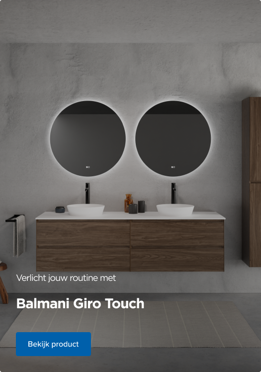 Moderne badkamer met houten ladekasten, dubbele witte waskommen, zwarte kranen en een brede, verlichte spiegel – stijlvolle Balmani Giro Touch van x²o badkamers.