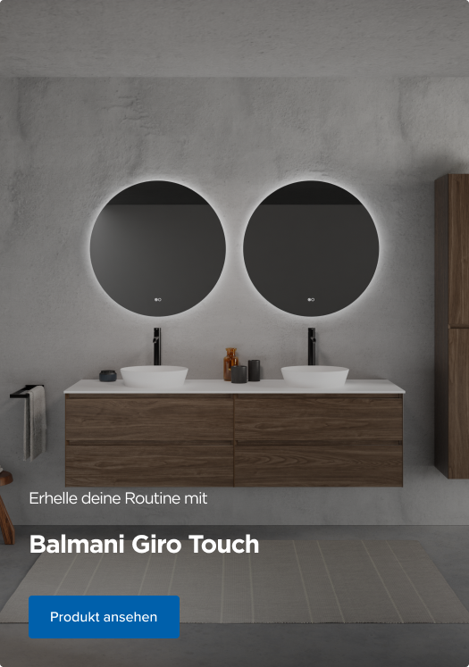 Moderne Badezimmerausstattung mit Holzschubladen, zwei weißen Aufsatzwaschbecken, schwarzen Armaturen und einem breiten beleuchteten Spiegel – stilvoll mit Balmani Giro Touch von x²o badkamers.