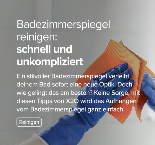 Nahaufnahme von Händen mit blauen Handschuhen, die mit einem orangefarbenen Tuch einen Spiegel in einem X²O Badezimmer reinigen, begleitet von erklärendem Text.