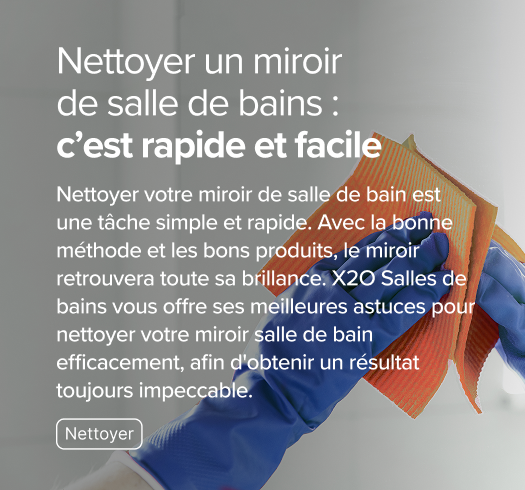 Gros plan sur des mains en gants bleus nettoyant un miroir avec un chiffon orange dans une salle de bains X²O, accompagné d’un texte explicatif.