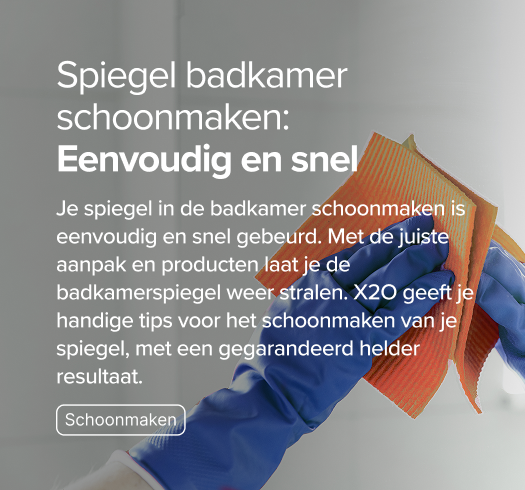 Close-up van handen met blauwe handschoenen die een spiegel poetsen met een oranje doek in een X²O badkamer, met toelichtende tekst.