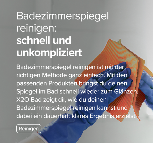 Nahaufnahme von Händen mit blauen Handschuhen, die mit einem orangefarbenen Tuch einen Spiegel in einem X²O Badezimmer reinigen, begleitet von erklärendem Text.