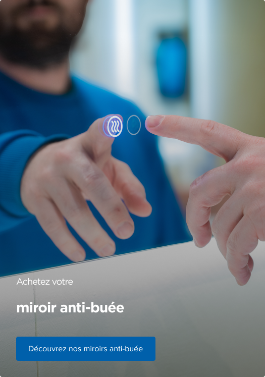 Un homme en pull bleu active la fonction anti-buée d’un miroir intelligent X²O en touchant une icône rétroéclairée sur la surface du miroir, illustrant la technologie avancée des miroirs de salle de bains X²O.