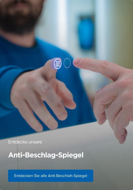 Ein Mann im blauen Pullover aktiviert durch Berühren eines beleuchteten Symbols auf der Spiegeloberfläche die Anti-Beschlag-Funktion eines intelligenten Spiegels von X²O – ein Beispiel für moderne Technik im X²O Badezimmer.