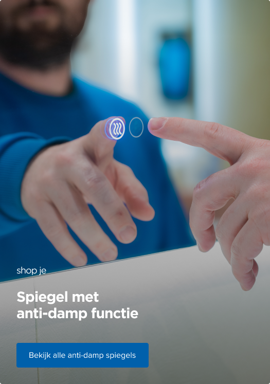 Een man in blauwe trui activeert de anti-condensfunctie van een slimme spiegel van X²O door op een verlicht icoon op het spiegeloppervlak te drukken, wat de innovatieve technologie van X²O badkamers benadrukt.