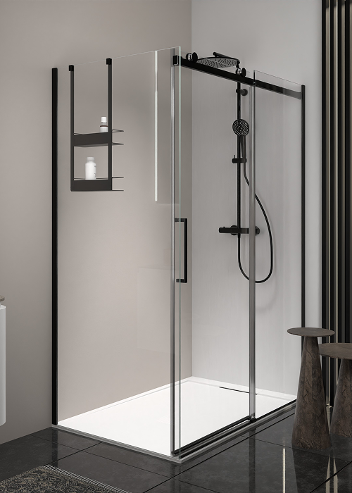 Coin de douche Boltano moderne avec cadre noir, porte coulissante et étagère intégrée – disponible chez X2O Salle de bains.