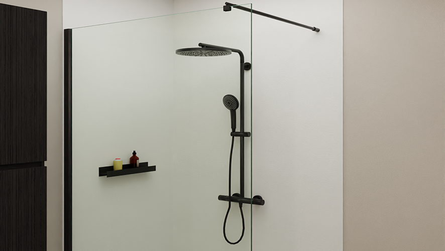 Douche à l’italienne épurée avec robinetterie noire mate et étagère murale – chez X2O Salle de bains.